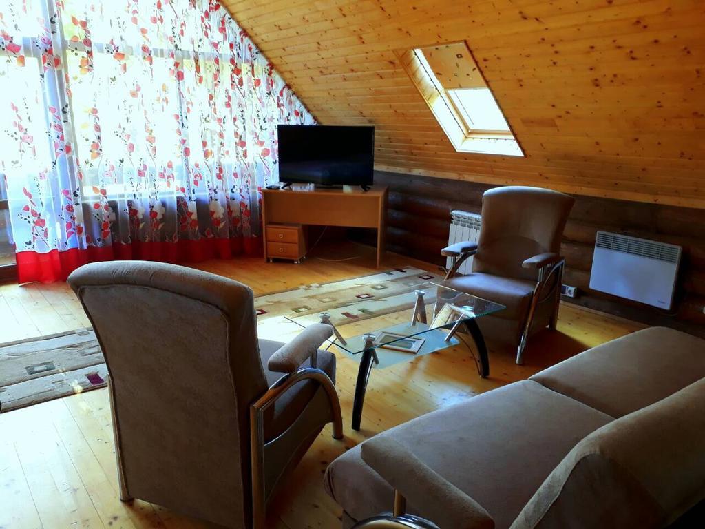 Rancho 555 Guest House Uzhhorod Bagian luar foto