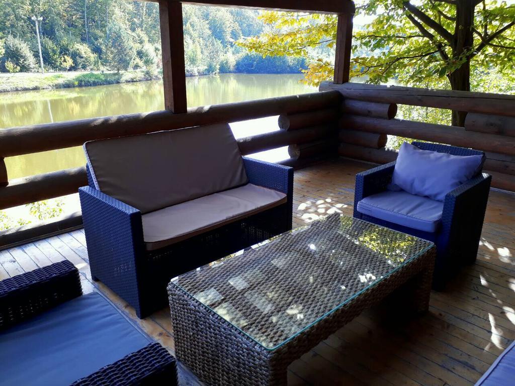 Rancho 555 Guest House Uzhhorod Bagian luar foto