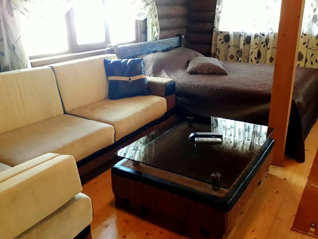 Rancho 555 Guest House Uzhhorod Bagian luar foto
