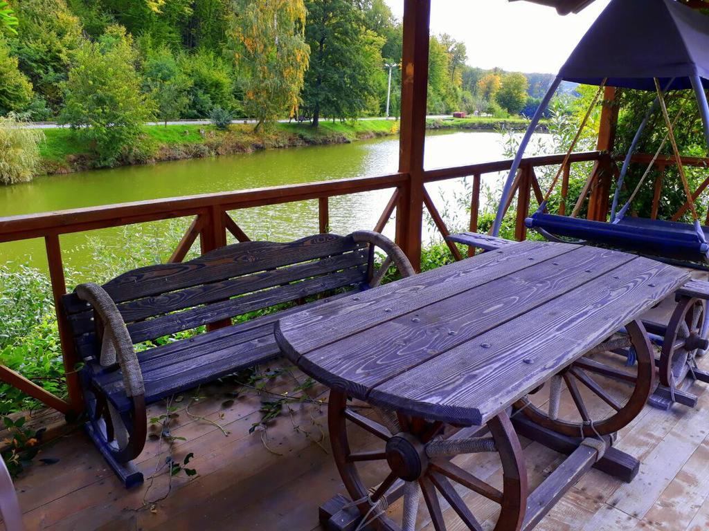 Rancho 555 Guest House Uzhhorod Bagian luar foto
