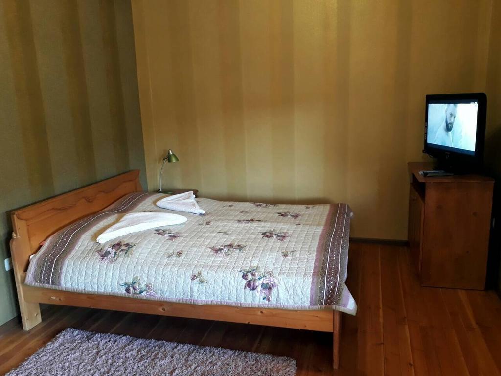 Rancho 555 Guest House Uzhhorod Bagian luar foto
