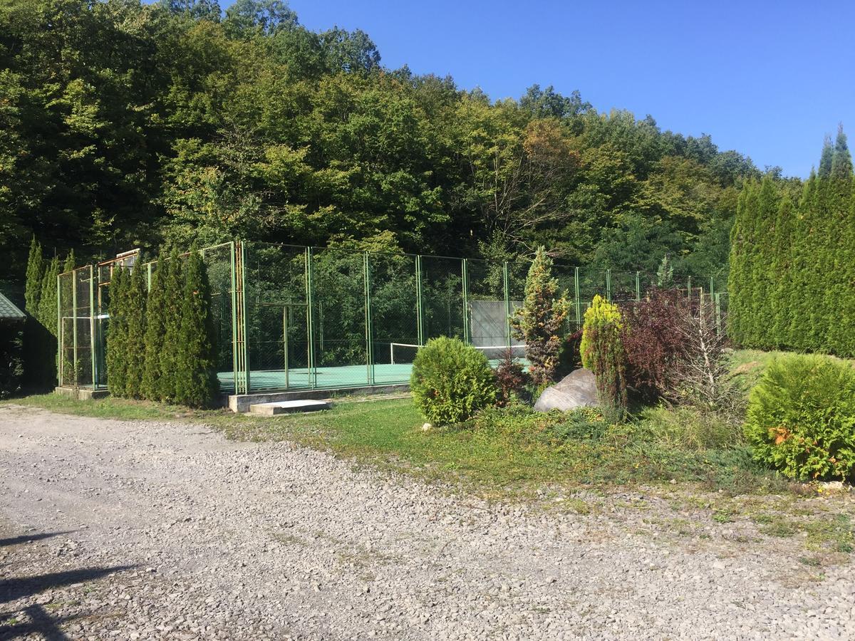 Rancho 555 Guest House Uzhhorod Bagian luar foto